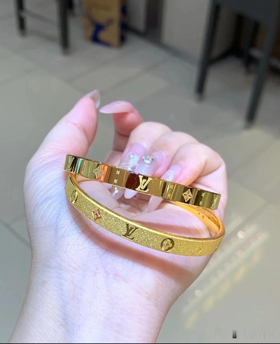 前几天在小区楼下遛弯，碰见以前住三栋的那个嫂子，推个婴儿车，穿个旧棉布衫，素面朝