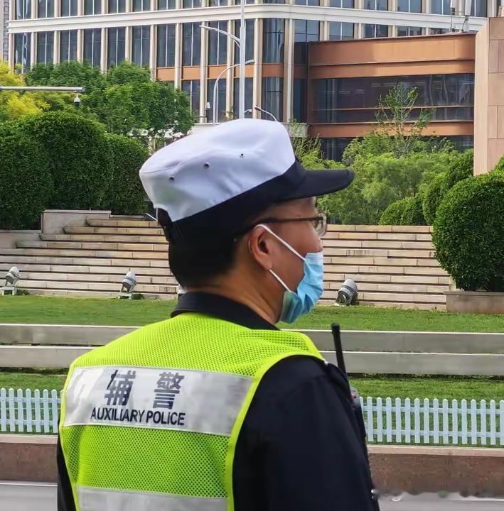 新式警帽开始全面配发，黑白相间设计新颖，非常大气醒目，令人眼前一亮，全面提升了执