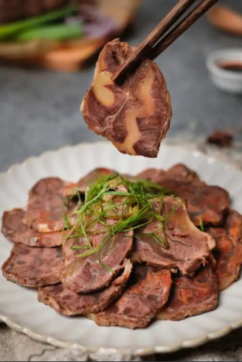 前天，我婆婆76元买了一斤熟牛肉，回家一称不对劲，才393克，她也没去找后账，换