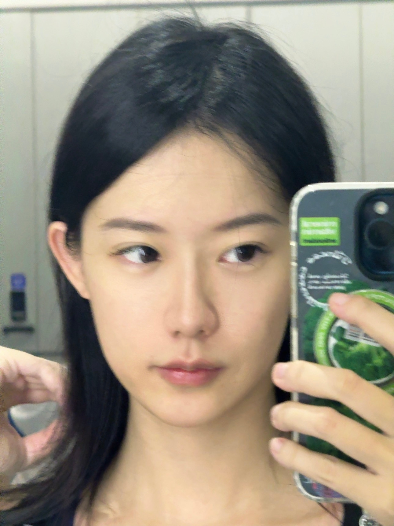 今天去游泳，试一下去年买的新泳衣，第一次穿。结果发现布料弹性不好，肩膀好勒。另外