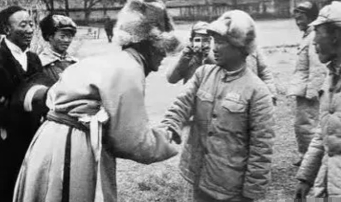 1951年，阿里驻军断粮已久，甚至连马都被杀了吃，在这样下去全军都要饿死，但一个