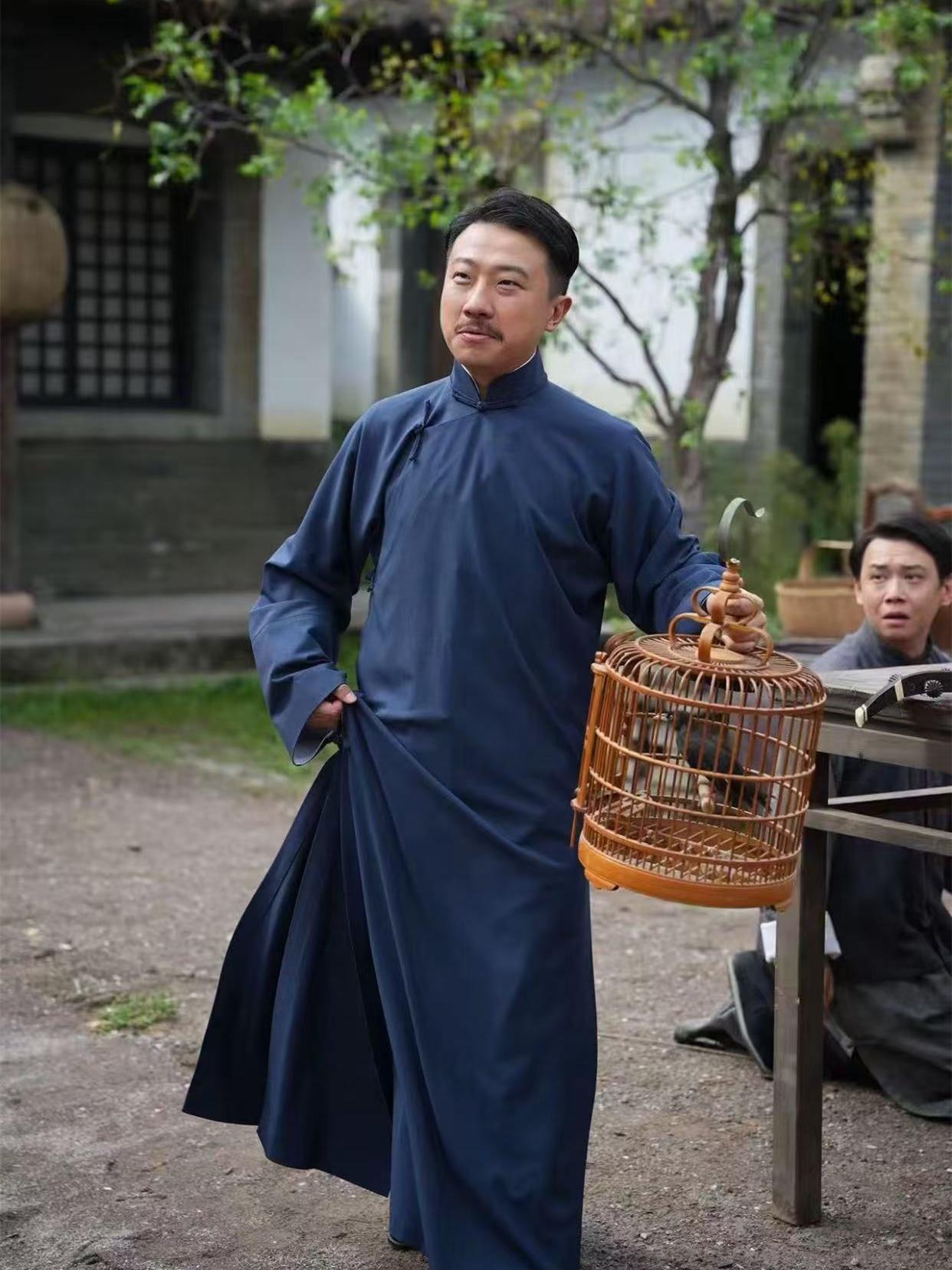 张鹤擎主演的短剧《八宝弦殇》正在拍摄当中。要不说短剧给力，拍摄期间，高清剧照就发