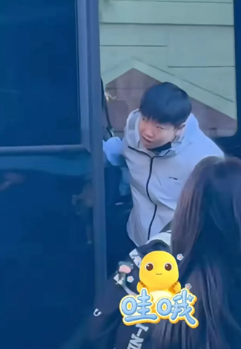 莎莎的安全意识真的太强了，在国内的时候还没觉得，一出国马上看出来了！莎莎: