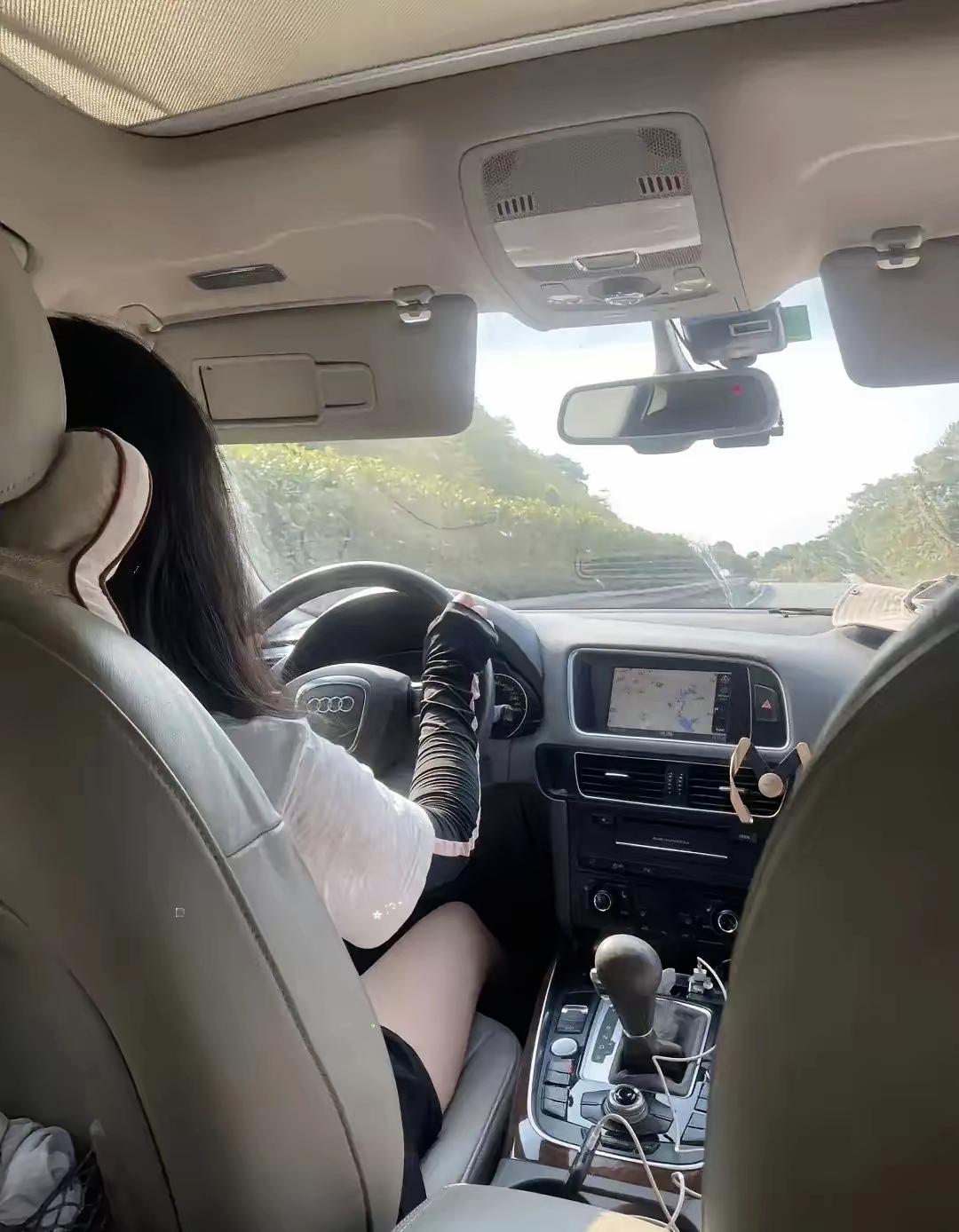 同事搭我顺风车回老家，服务区吃饭花了110，让我A她55。三天后，她问我
