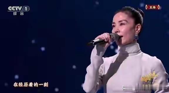 央视春晚，7大独唱歌手/评分如下1，王菲（99分）一开口感觉时间都满了，不