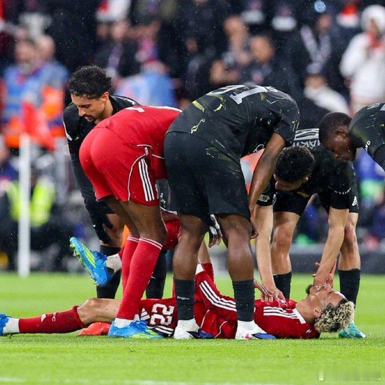 【重伤】《巴黎人报》：利物浦前锋埃基蒂克在对巴黎的欧冠比赛中跟腱断裂，无缘美加墨