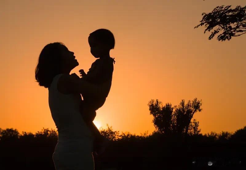 人到晚年最大的底牌是什么在人生的漫漫长河中，我们一路前行，经历着风风雨雨，