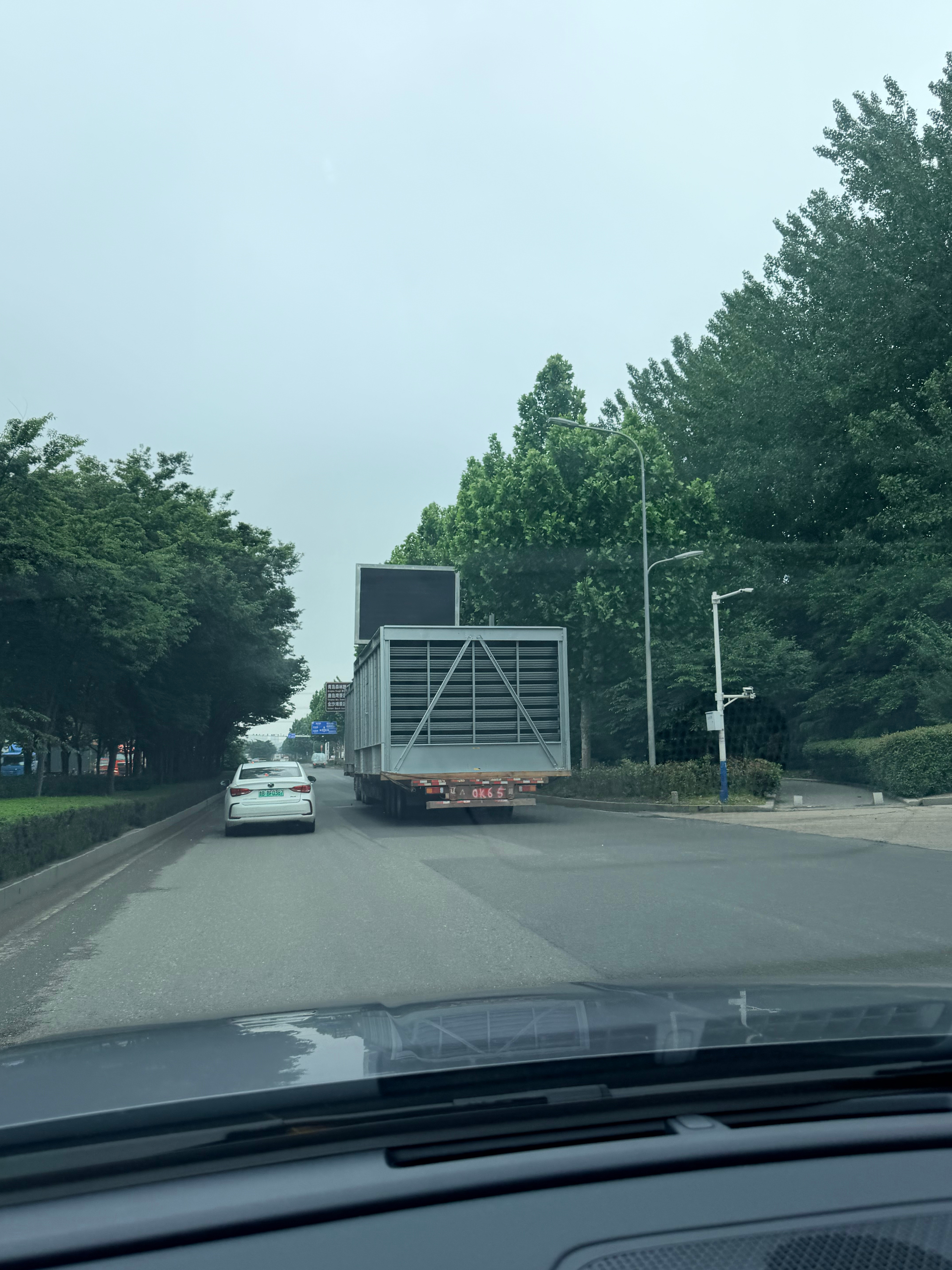 这车超宽了吗？每次走昆仑山南路都有这种车青岛