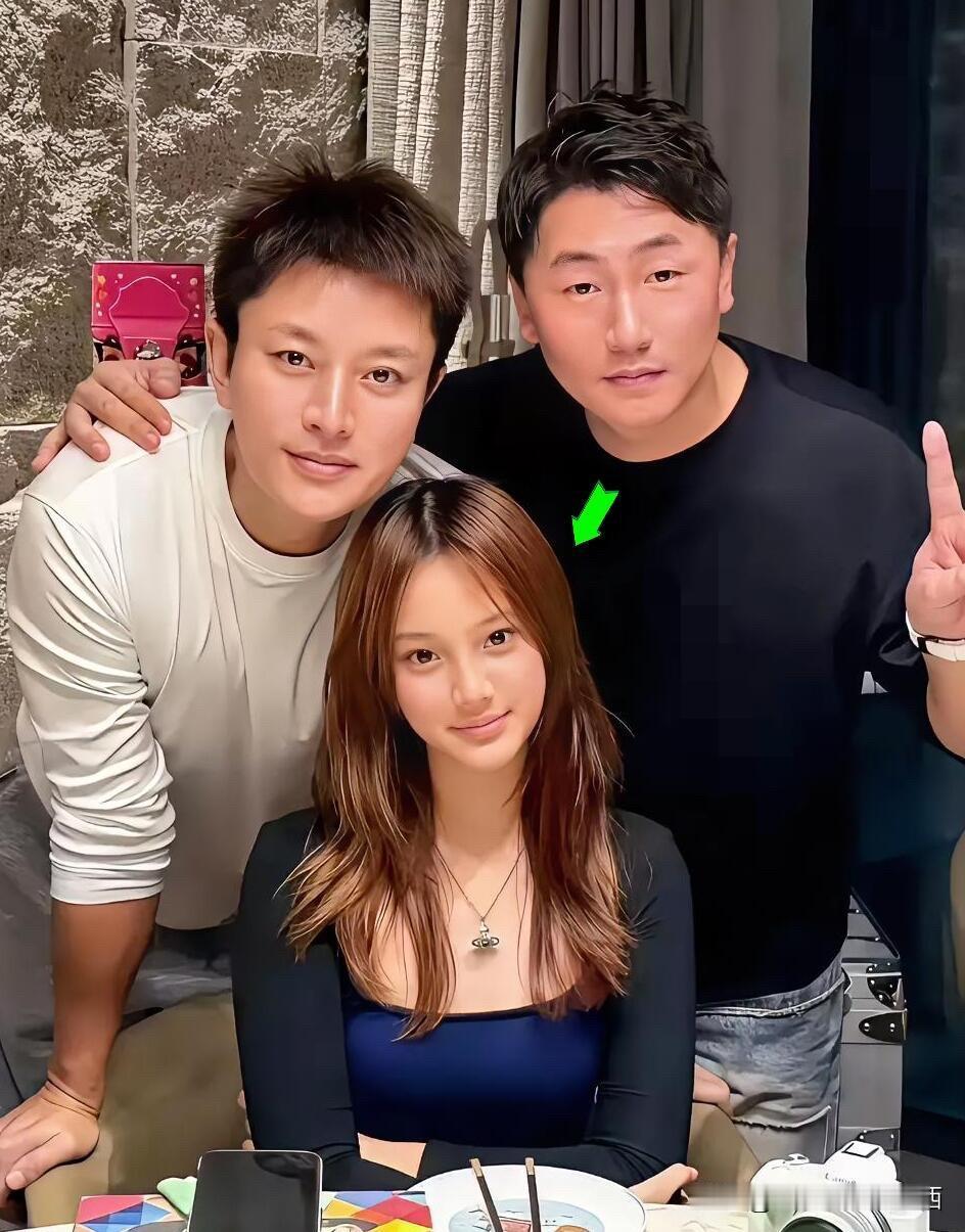 一晃眼，甜馨都长这么大了，甜美可爱，跟爸爸长的好像，不过比爸爸好看。她小时候长的