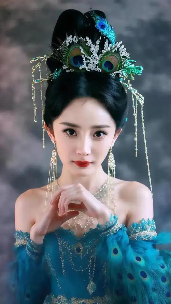 杨幂这是又要拍什么剧了吗？这孔雀造型太美了吧。
