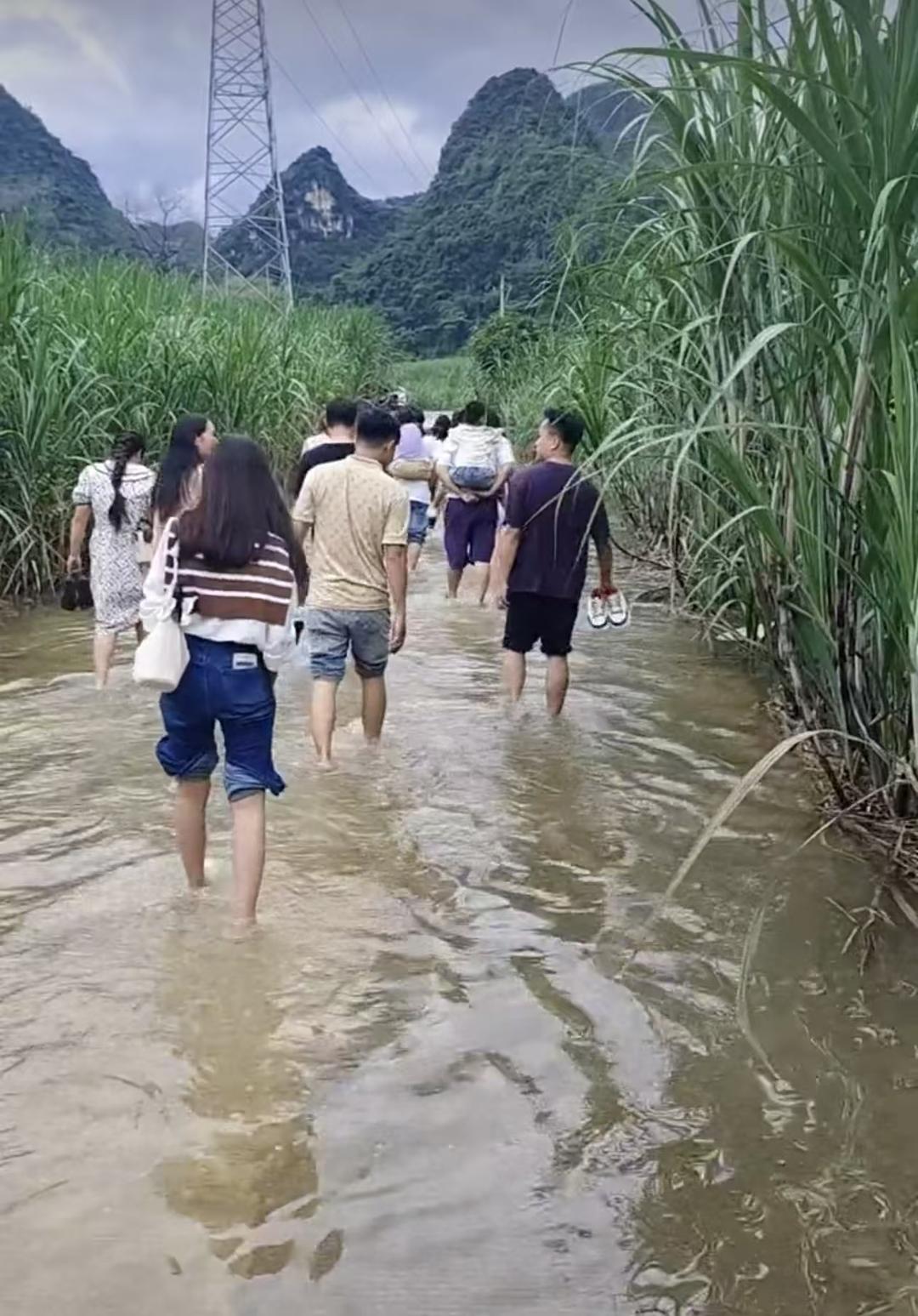打赤脚、过涵洞、坐皮筏……参加婚礼如闯关? 当地: 降雨影响出行, 现已慢慢恢复