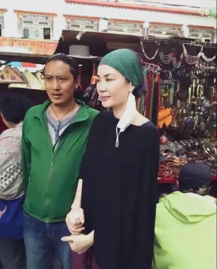 最近王菲去西藏旅游了，她这回搭配的非常的简洁，看上去特别的高贵，而且很有特色。