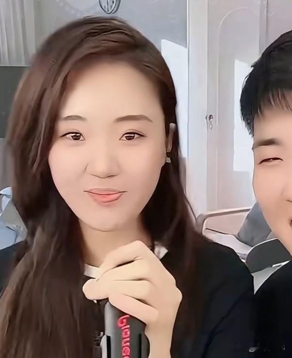 婆媳俩都那么漂亮，那么优秀，长得像姐俩，处得像娘俩，闫学晶的儿媳长得清秀动人，聪