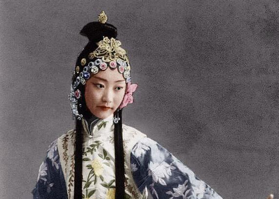 1959年，溥仪出狱后，小姨子王敏彤约他到家里吃饭。她特意去医院开了清白之身的证