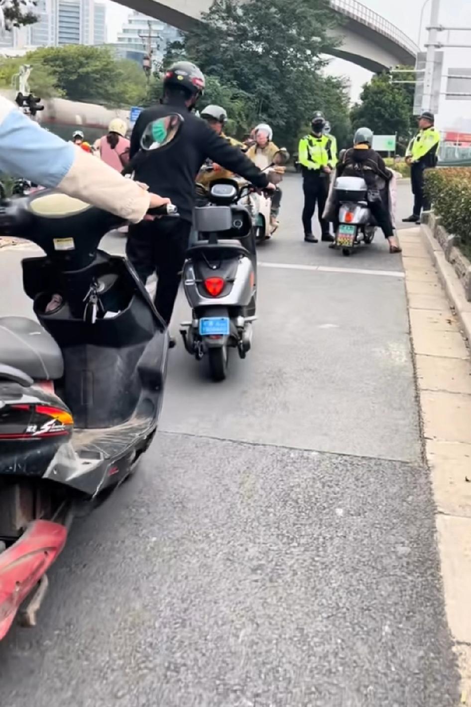 什么都可以不信，但是陌生人一句“掉头有警察！”一定要信，食品安全有这么严格，中