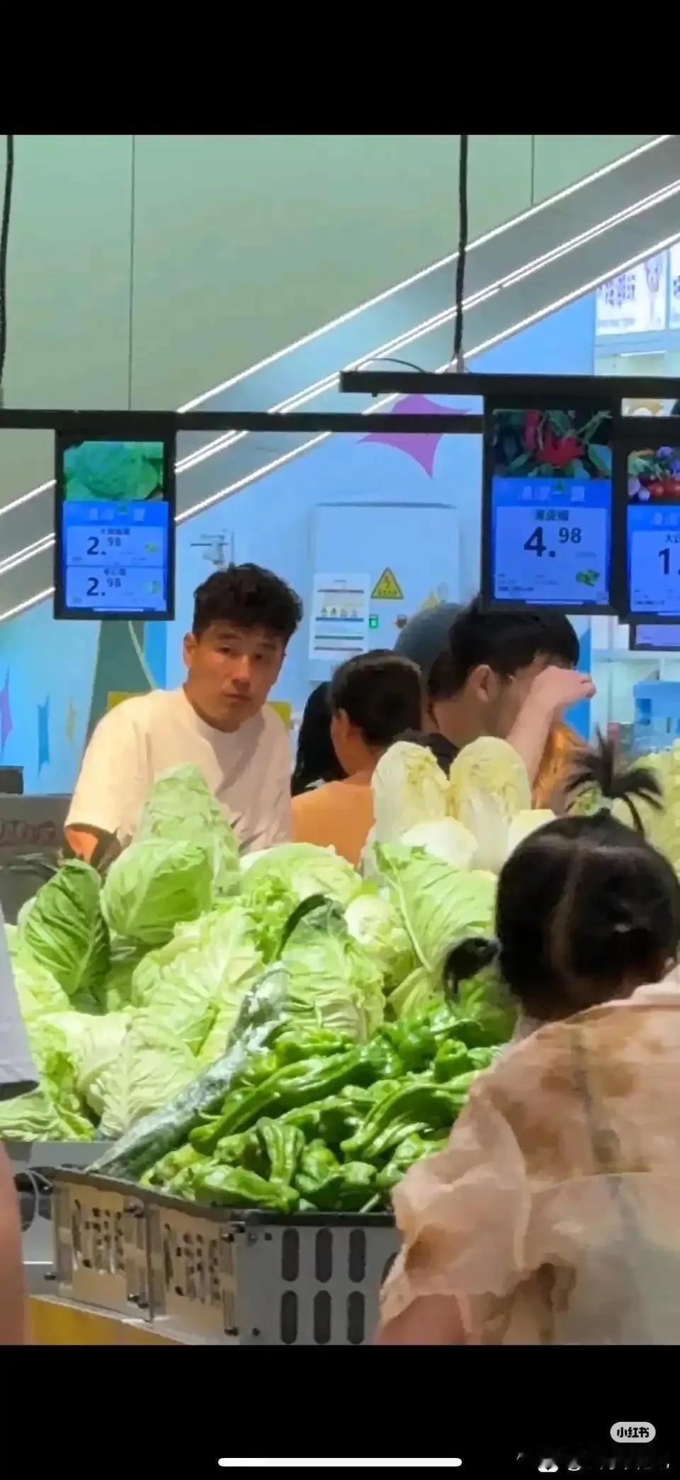 近日上海球迷在菜市场偶遇中国史上第一射手武磊。看到这武磊这副样子，球迷一下子就