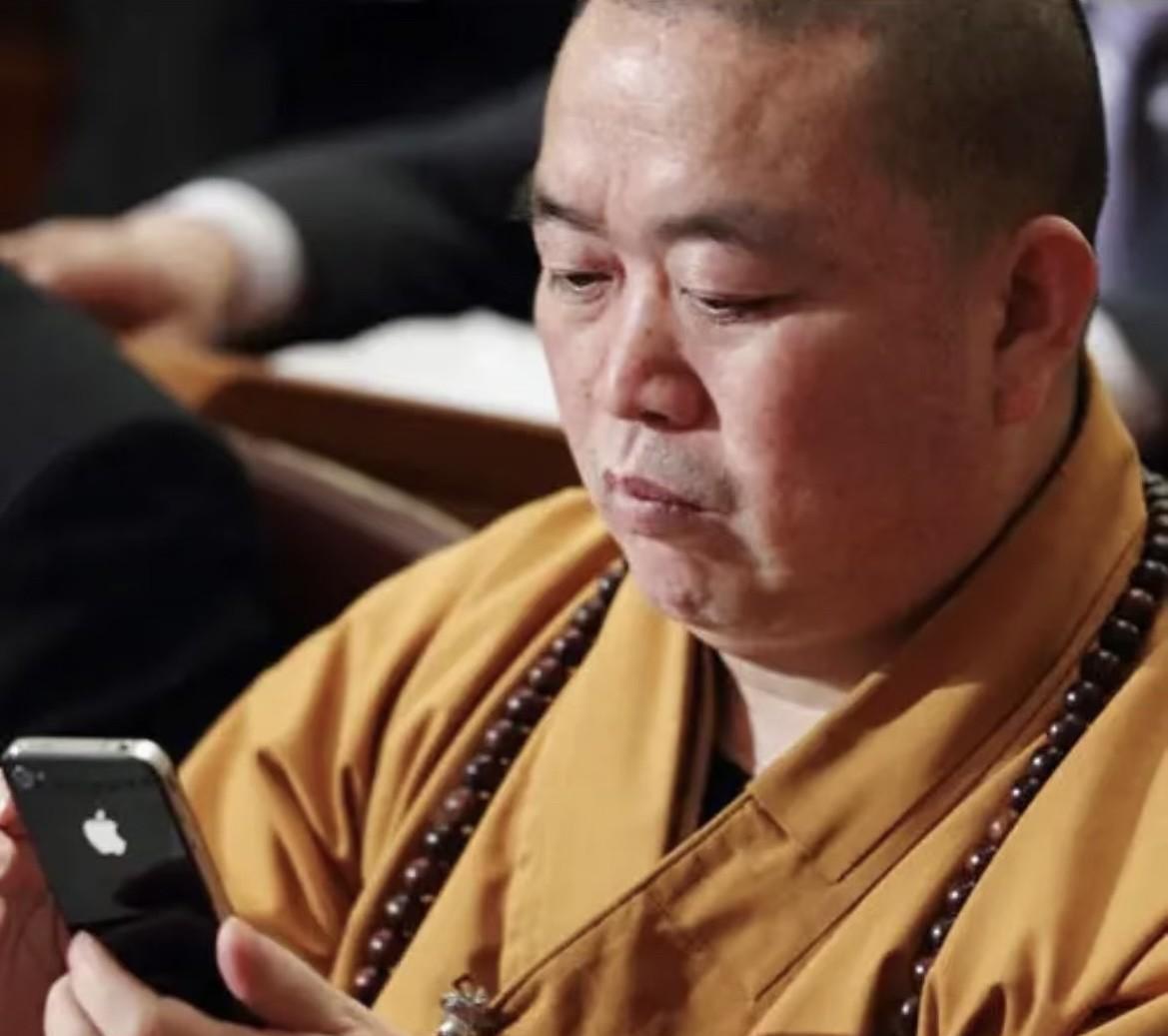 释永信，看起来总是胖胖的感觉😡😡为此，释永信专门解释，说作为僧人