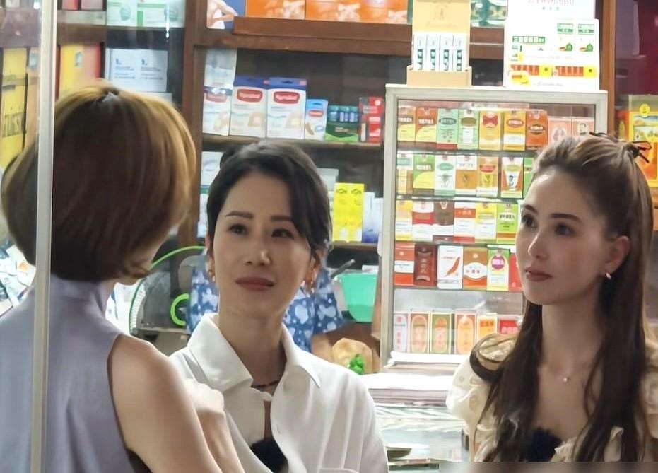 海清一出手，昆凌和姜妍直接成了陪衬。泰国清迈街头，中餐厅录制现场，海清短发盘