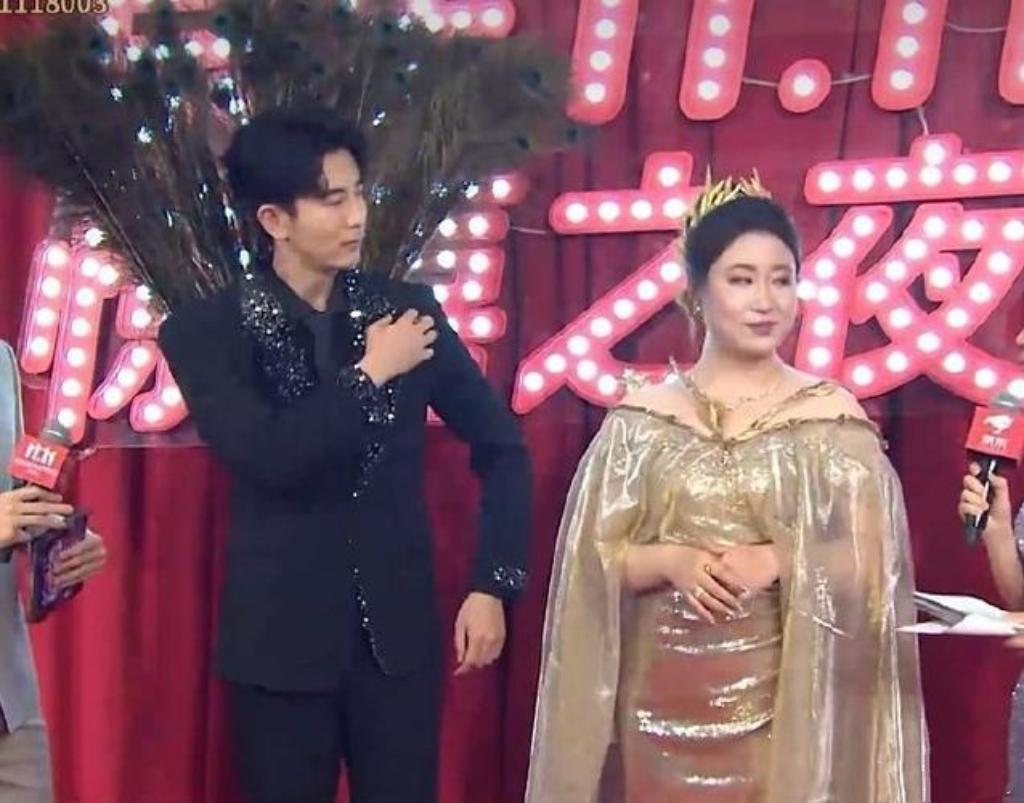 2025年红毯现场，李川以“孔雀开屏”造型惊艳亮相，羽毛流光溢彩，气场全开！更令