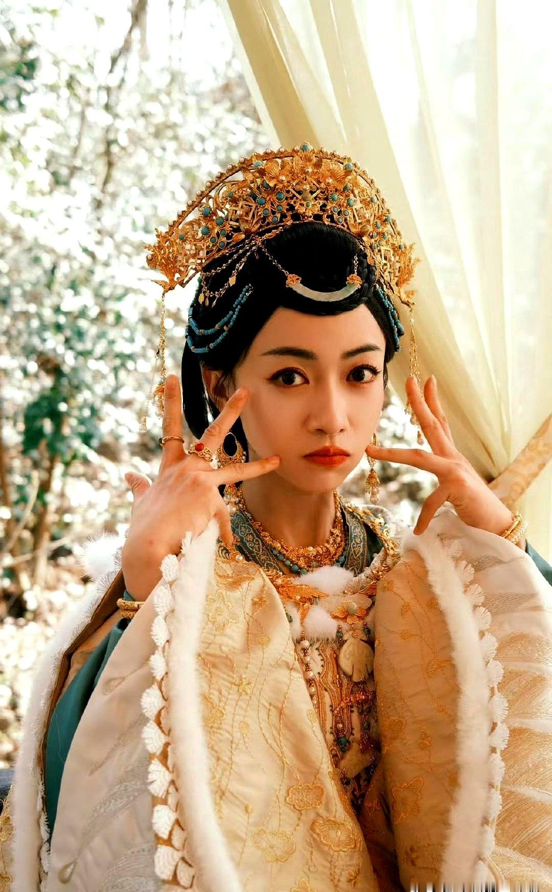 丁禹兮和吴谨言没演成《兰香如故》，反倒救了这部剧。吴谨言那张脸，透着股“谁惹我我扇谁”的狠劲。让她去