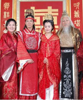 古代，有个新娘，在洞房花烛夜拒绝睡觉。新郎不解，询问她有什么难言之隐，谁知新娘说