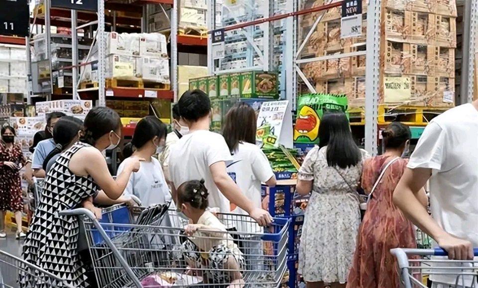 之前网上总有人拿3亿美国人消费总额超过14亿中国人说事，吹什么消费观念领先、人均