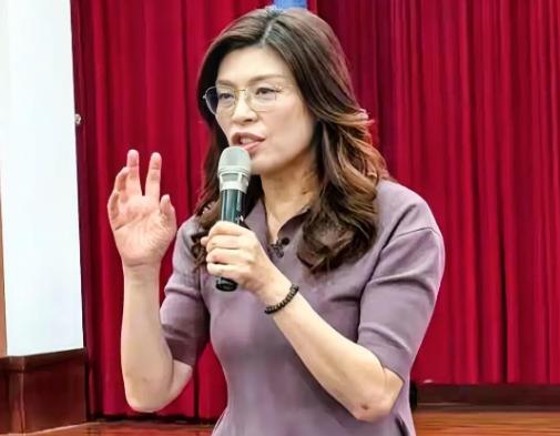 郑丽文6月29日在一场活动中再次发表不当言论，她表示，所有外国朋友最关心