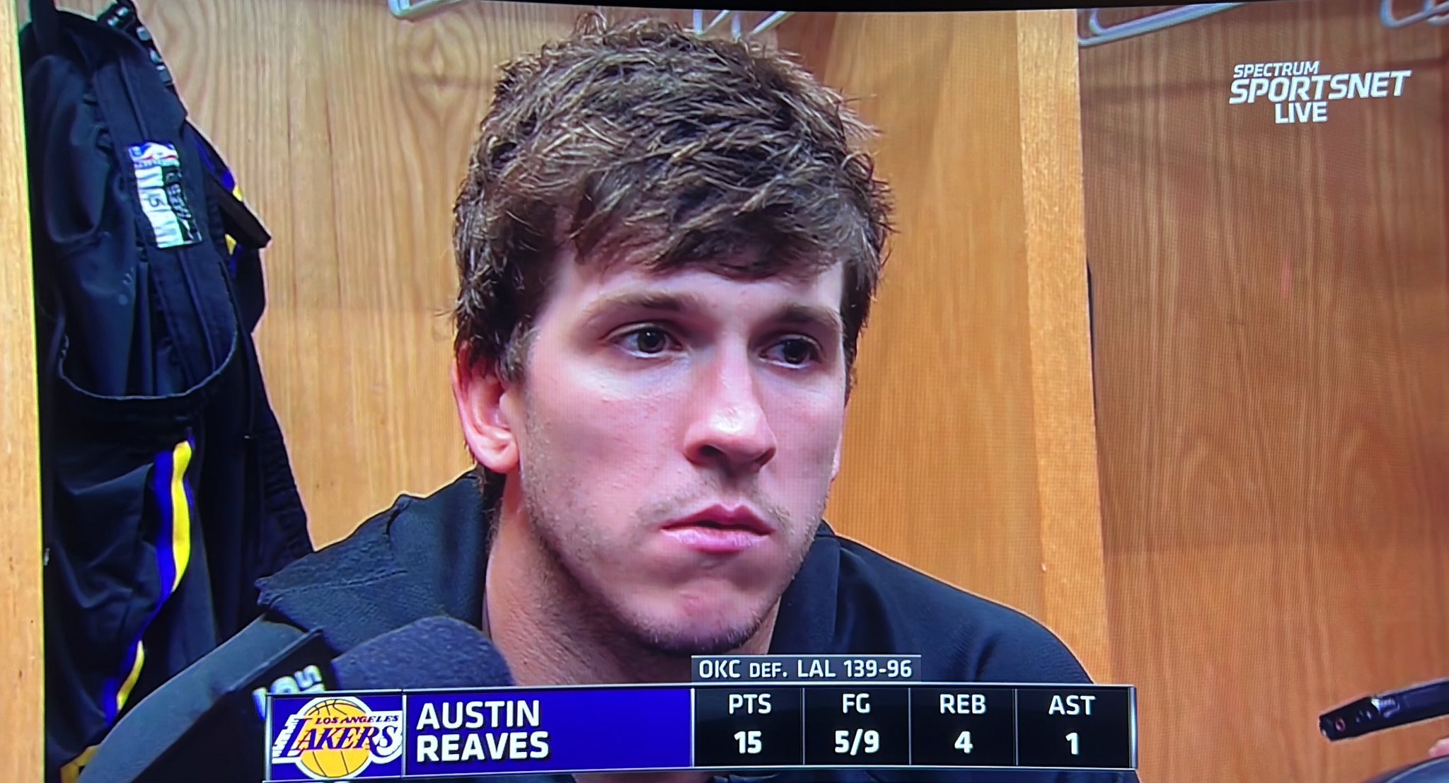 说实话大家别指望东契奇季后赛复出，二级腿筋拉伤理论上说是一个月起步。但你真想完全