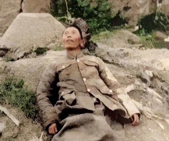 1946年国军师长戴之奇饮弹自尽后镜头，躺在土堆上，军帽掉落一旁。粟裕当即下令