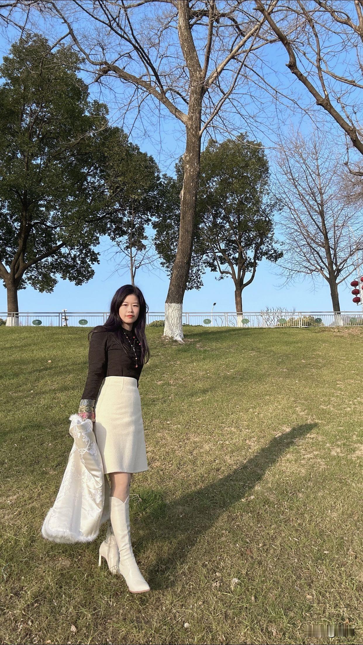 50岁的女人穿什么衣服有品味小香风的外套，精致感满满。