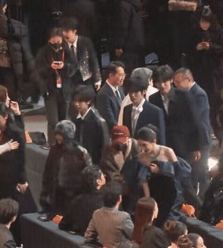 杨幂入场时从倪妮座位前经过，倪妮先主动伸手，两人进行了一次礼貌性的握手问候。杨幂