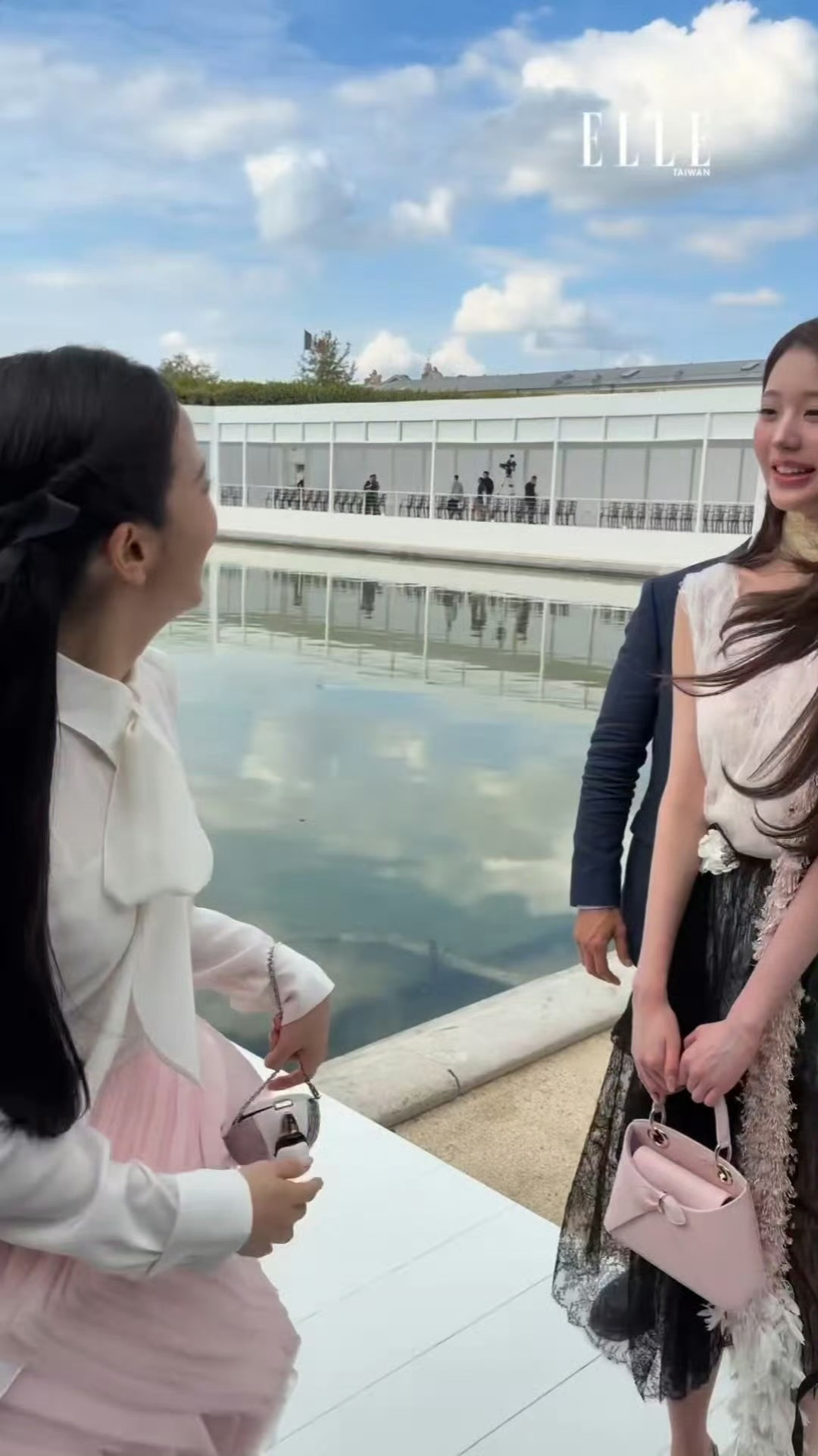 金智秀张元英打招呼金智秀张元英同框爱看美女们同框[爱心]Dior大秀​​​