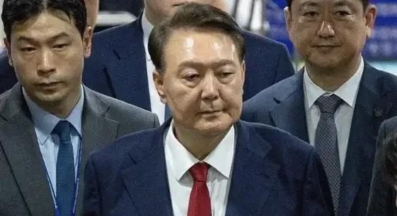 ＃尹锡悦坐牢第一天菜单曝光＃尹锡悦时隔124天再次被捕。他的双腿不听使唤，沮