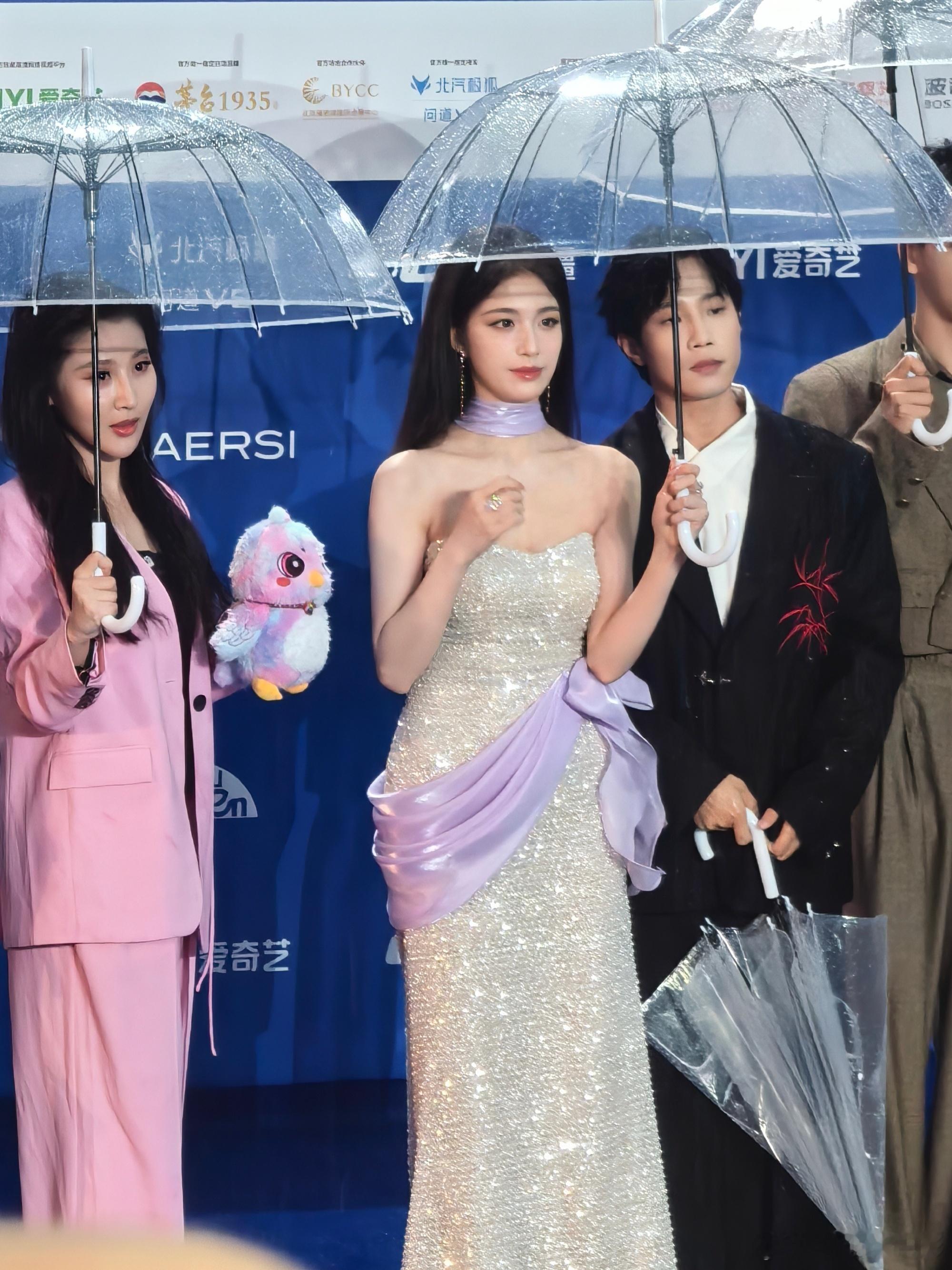 钟丽丽红毯被淋了钟丽丽就算下雨伞挤不下也不慌，雨中浅笑好有教养，就这样从容不迫