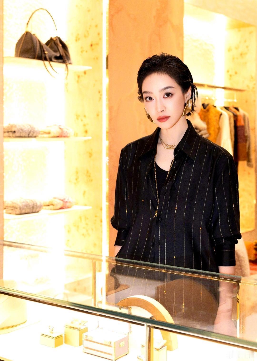 宋茜以一身利落造型现身品牌活动，用松弛又高级的状态，诠释了当代都市女性的时髦底气