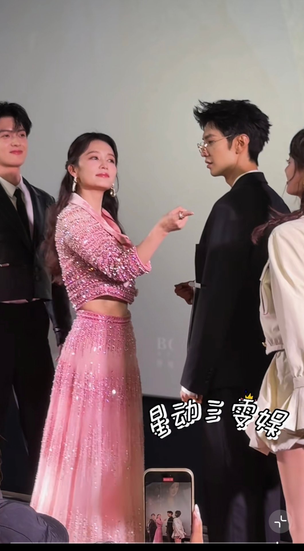 李沁造型师李沁工作室裙子虽然丑，看在是高定的份上能被原谅吗？​​​