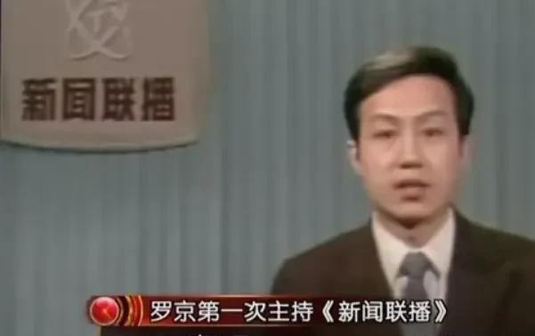 2004年，《新闻联播》正在直播，演播室外乱成一锅粥，需要播报的稿子一直没送到，
