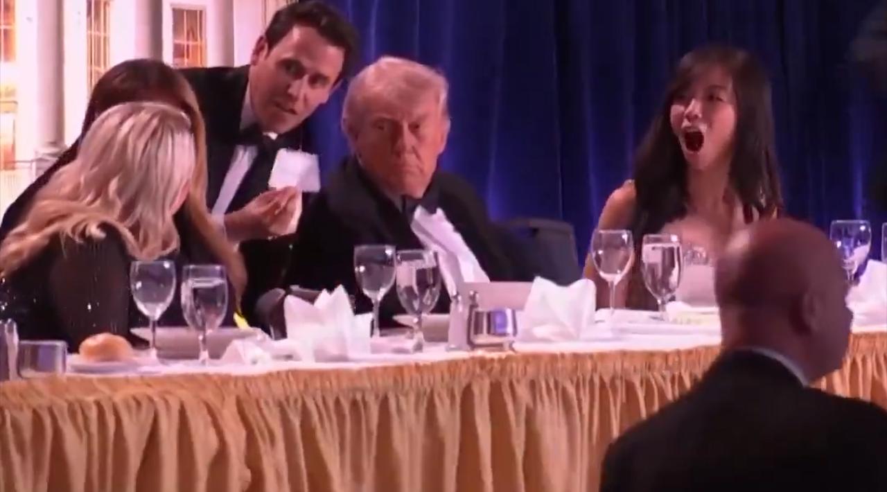 白宫晚宴上，坐在特朗普左手边的这个女孩，是谁呢？看上去像是一个亚裔，至少是一