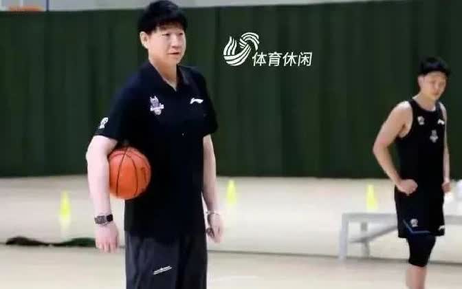 山东砸500万顶薪锁贺希宁，就是把未来押在一条已看得见尽头的跑道。周浩退