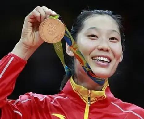从时态的角度考量，朱婷在中国女排的地位各有不同。1、过去时，朱婷在中国女排处于