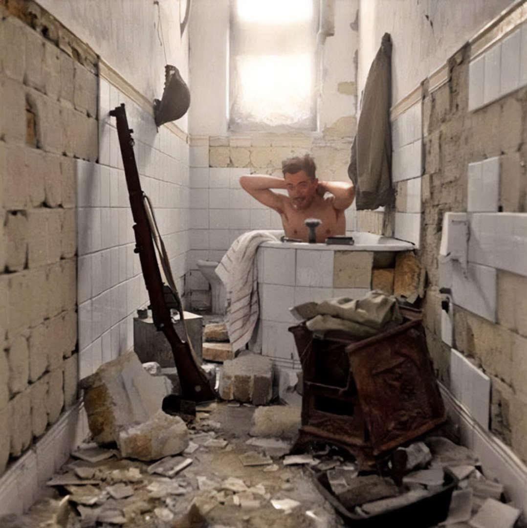 1942年2月17日，一名英国士兵在利比亚港口城市托布鲁克洗澡。这张摄于194