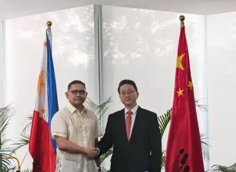 谈成了！菲律宾当场改口服软前阵子还在南海频频挑事、上蹿下跳的菲律宾，这两天突