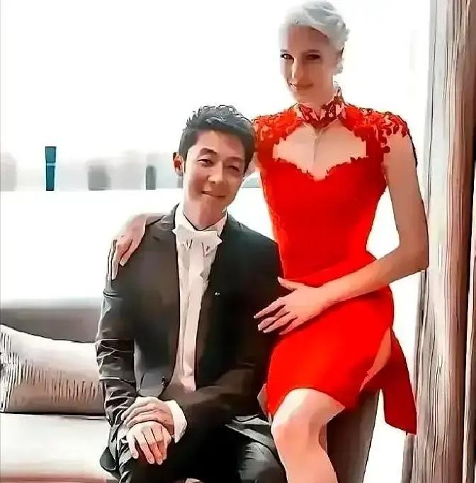 撒贝宁娶李白这事被传成豪门千金私奔，听着像偶像剧。实际人家姑娘是北大法律系毕业