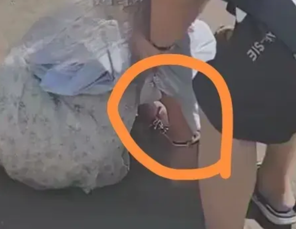 救命啊！昨天河南禹州街头，一声声凄厉的喊叫，惊扰了路边的行人。只见一名女子，半躺