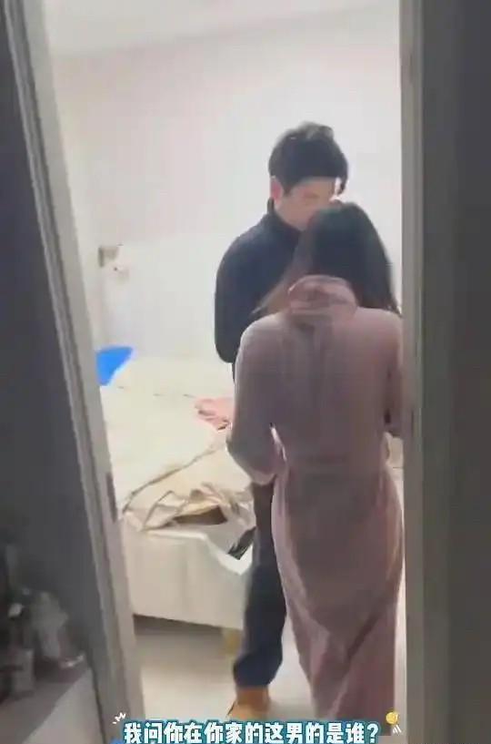 刷到一段视频。一女生趁男友不在的时候，偷偷把网上认识的一个男的带回住处，谁知道男