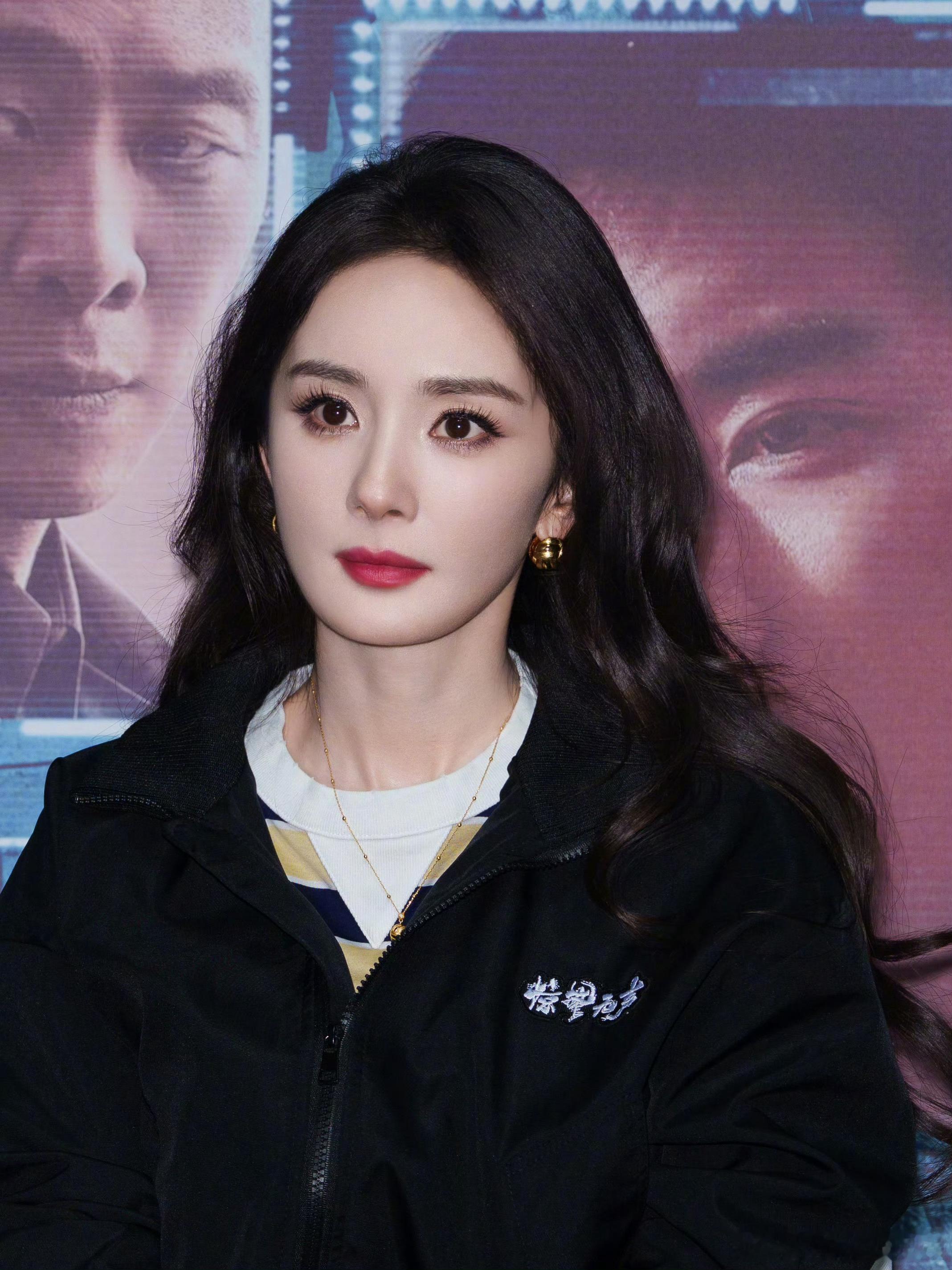 杨幂无意中摔出来意外的感觉杨幂倒地的那个镜头临场反应感真的挺绝摔得好实在，看着