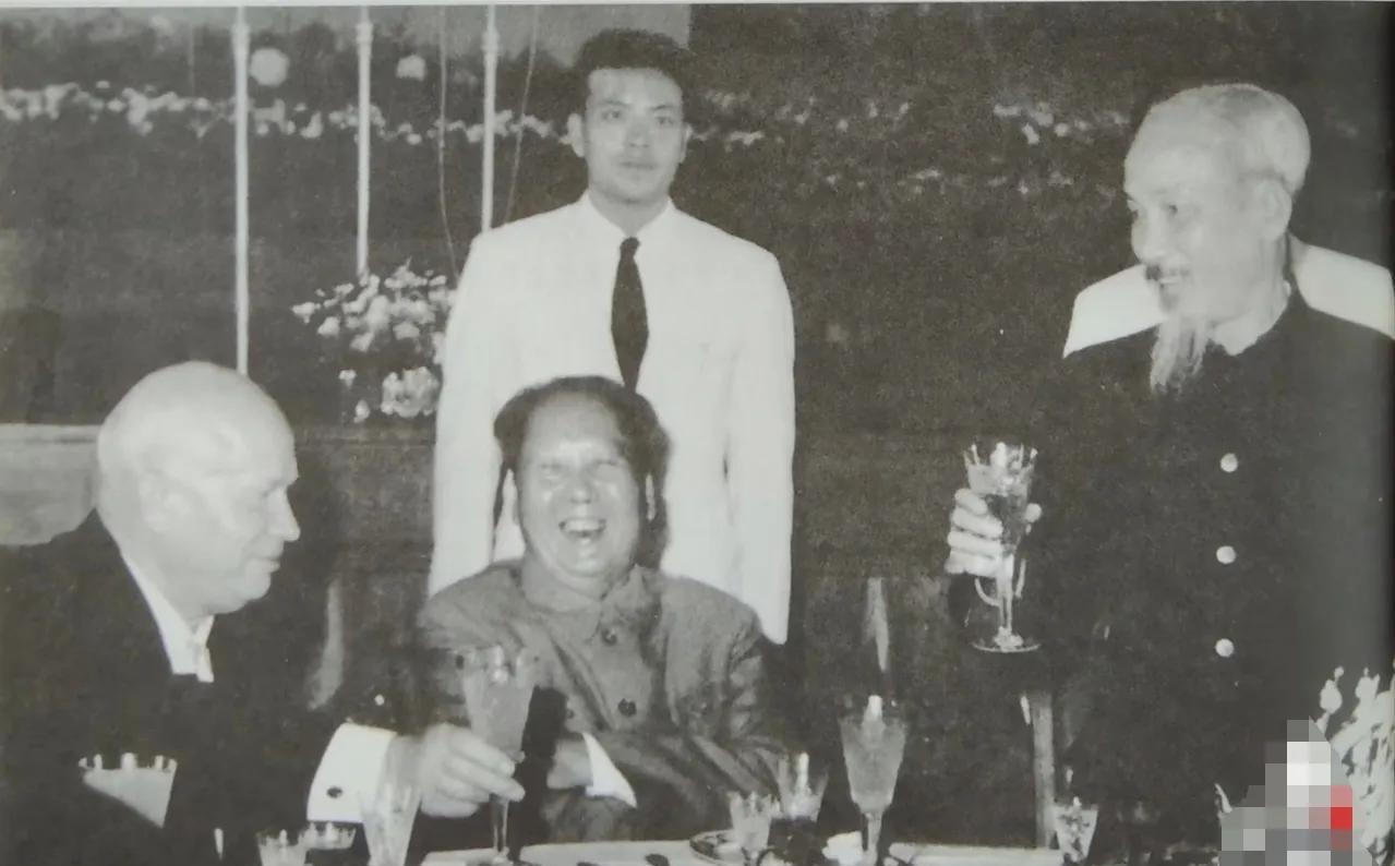 1959年，赫鲁晓夫、毛泽东、胡志明三位领导人同框留影。彼时，世界格局风云变幻