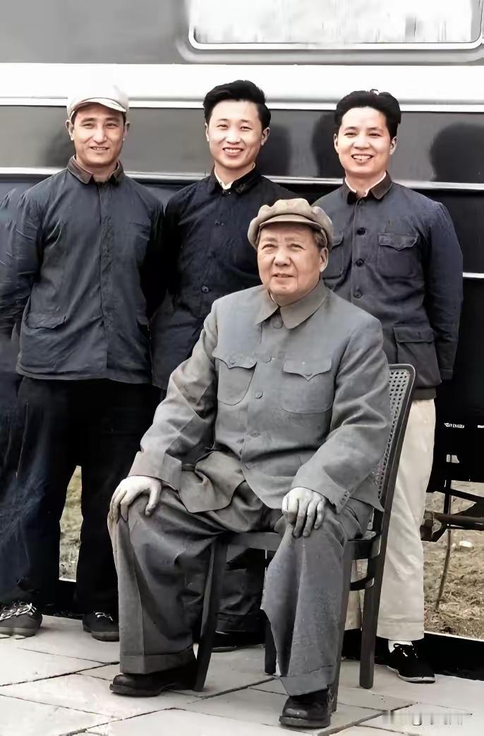 一张无名合影看哭国人！毛主席身边无伟人，只有亲人一张老合影刷屏全网！与毛主