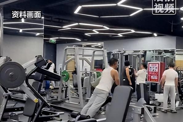 陕西西安，一对情侣办卡后去健身房锻炼，男生看女友动作不标准就上前指导了几句，结果