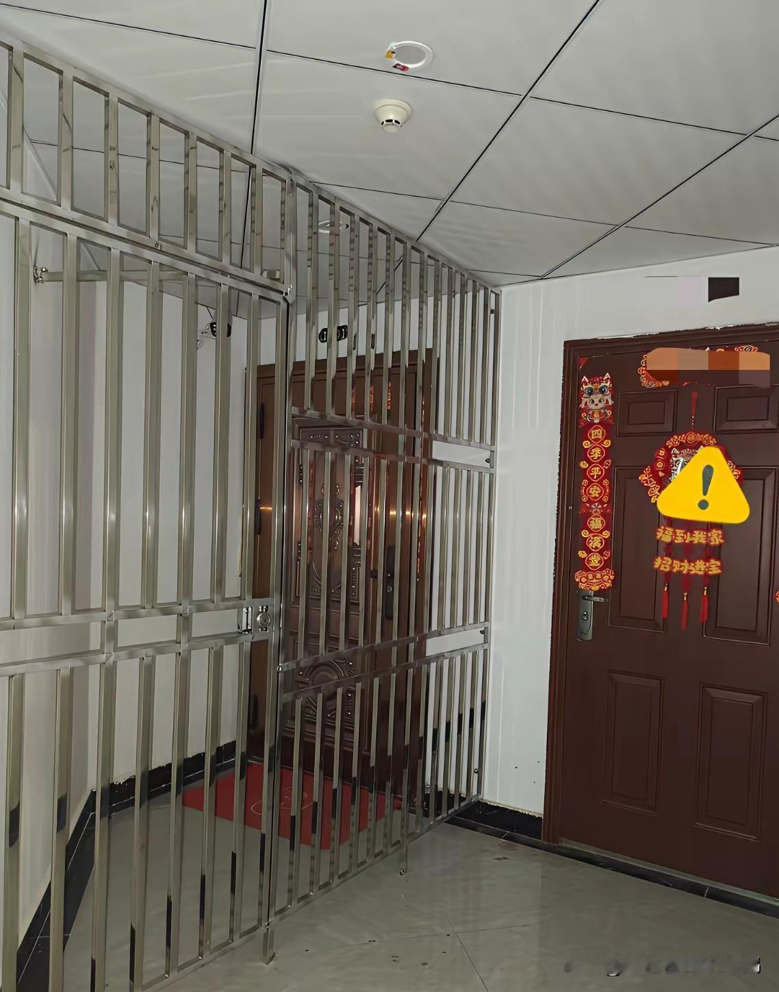 我出差一个月回来，发现邻居在两个门之间放了一个防盗门护栏，虽然说没有越界到我家这